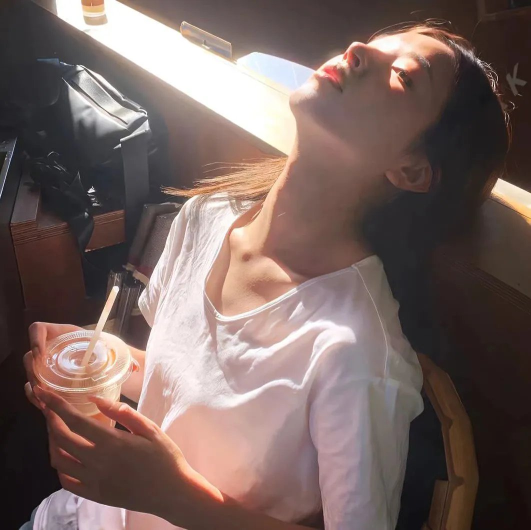 夜色中的她